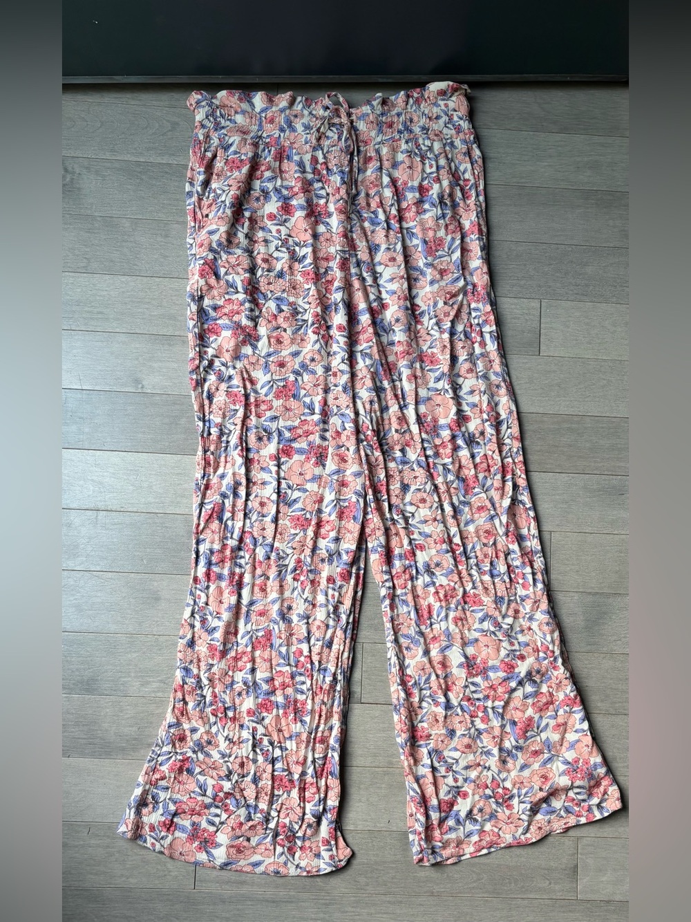 Womenโs Kendall And Kyle Wide Leg Floral Smocked Ruffle Waist Flowy Pants Large